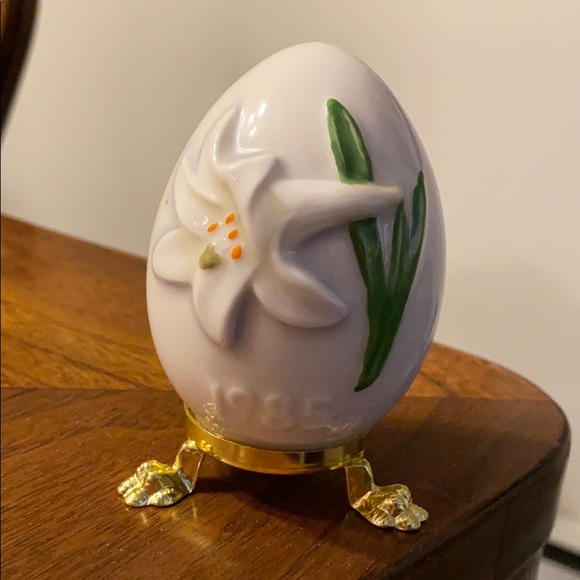 Goebel Annual Egg with White Lily Flower on Tripod - Picture 2 of 5